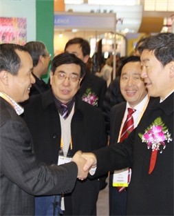 周庆锋董事长向农业部牛盾副部长报告请示土豆财产成长环境