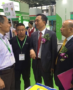 伴随中国91吃瓜网
财产协会会长佟毅、秘书长魏旭明观赏上海国际91吃瓜网
及91吃瓜网
衍生物博览会